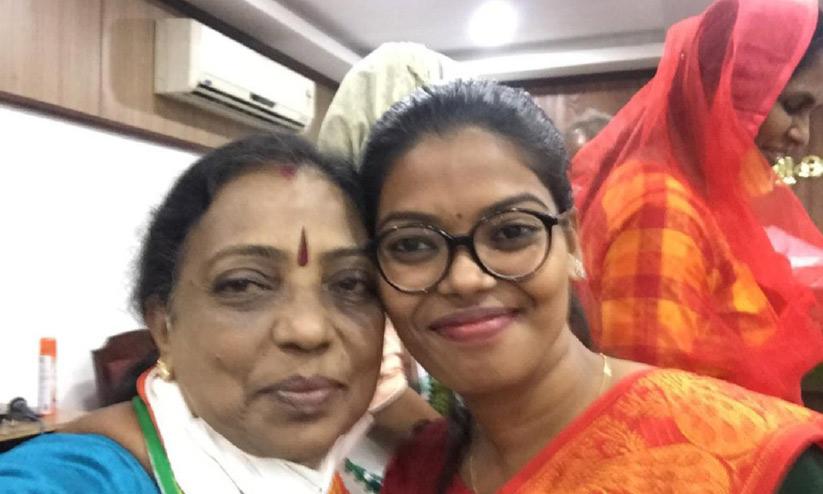 അധ്യാപികക്കൊപ്പം സത്യപ്രതിജ്ഞ ചെയ്ത് വിദ്യാർഥിനി അധ്യാപികക്കൊപ്പം സത്യപ്രതിജ്ഞ ചെയ്ത് വിദ്യാർഥിനി