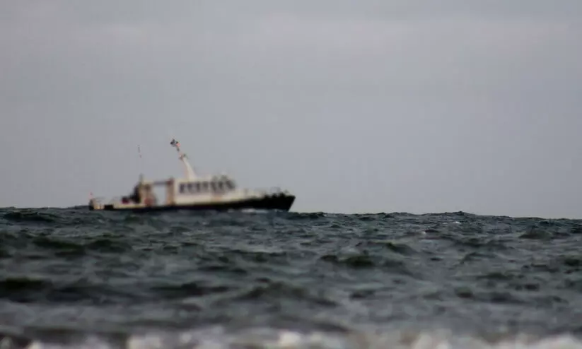 അനധികൃത മീൻപിടിത്തം: കസ്റ്റഡിയിലെടുത്ത ബോട്ടിൽ രണ്ട് പൊലീസുകാരെ തട്ടിക്കൊണ്ടുപോയി അനധികൃത മീൻപിടിത്തം: കസ്റ്റഡിയിലെടുത്ത ബോട്ടിൽ രണ്ട് പൊലീസുകാരെ തട്ടിക്കൊണ്ടുപോയി