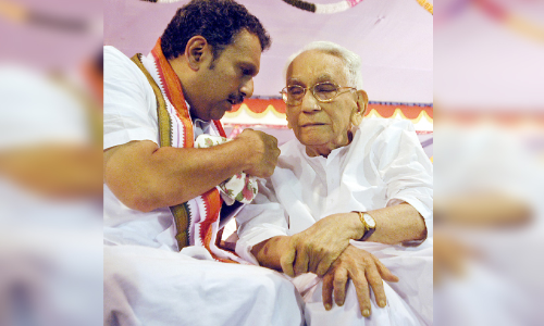 ക​രു​ണാ​ക​ര​െ​ൻ​റ മു​ന്ന​ണി പാ​ഠ​ങ്ങ​ൾ