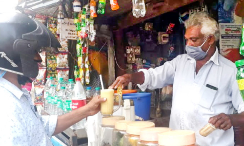 ജ്യൂസ്​ ഏതുമാവ​ട്ടെ ലത്തീഫി​െൻറ കടയിൽ 20 രൂപ മാത്രം