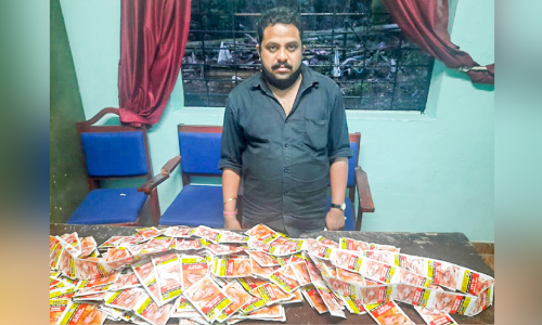 പാ​ൻ​മ​സാ​ല ശേ​ഖ​രം പി​ടി​ച്ചെ​ടു​ത്തു; ര​ണ്ടു​പേ​ർ അ​റ​സ്​​റ്റി​ൽ