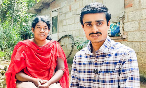 ഹൃദയം നിറയെ സ്വപ്നവുമായി പാടുകയാണ് ഭിന്നശേഷിക്കാരനായ യുവാവ് ഹൃദയം നിറയെ സ്വപ്നവുമായി പാടുകയാണ് ഭിന്നശേഷിക്കാരനായ യുവാവ്