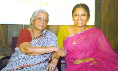 ടീച്ചറെ കുറിച്ചുള്ള അവസാനത്തെ ഓർമ അന്ന്​ കേട്ട കഥയാണ്​; സുഗതകുമാരിയെ ഓർമിച്ച്​ കെ.ആർ മീര