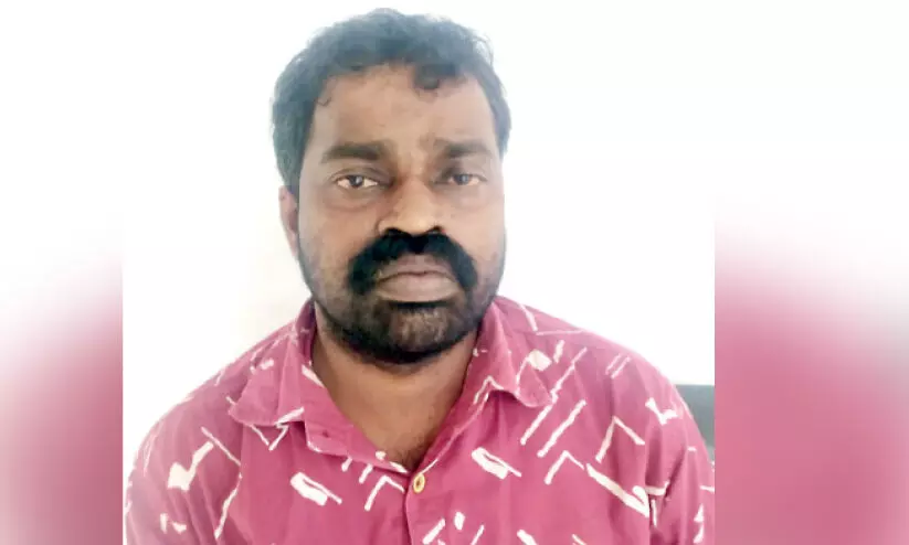 കാ​വ​ശ്ശേ​രി​യി​ൽ പൂ​ട്ടി​യി​ട്ട വീ​ട്ടി​ൽ ക​ട​ന്ന മോ​ഷ്​​ടാ​വി​നെ പി​ടി​കൂ​ടി