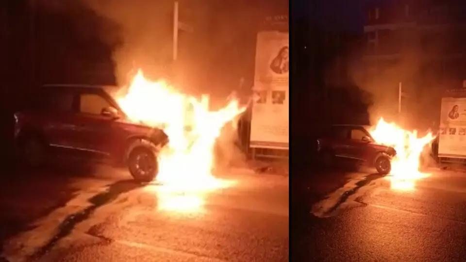 അങ്കമാലി ടൗണില്‍ ഓടിക്കൊണ്ടിരുന്ന കാറിന് തീപിടിച്ചു; ഡ്രൈവര്‍ അത്ഭുതകരമായി രക്ഷപ്പെട്ടു
