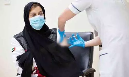 കോവിഡ് പ്രതിരോധം: വാക്സിൻ കാമ്പയിന് തുടക്കം: ദുബൈയിൽ ഫൈസർ വാക്സിൻ നൽകി തുടങ്ങി കോവിഡ് പ്രതിരോധം: വാക്സിൻ കാമ്പയിന് തുടക്കം: ദുബൈയിൽ ഫൈസർ വാക്സിൻ നൽകി തുടങ്ങി