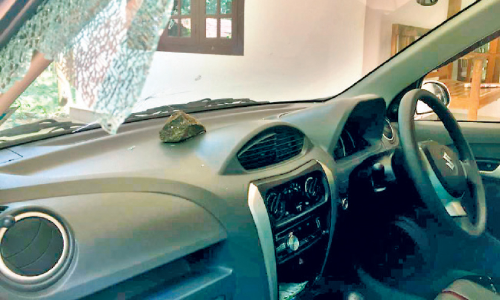 വീടിന്​ നേരെ കല്ലേറ്; ജനലുകളും കാറും തകർന്നു