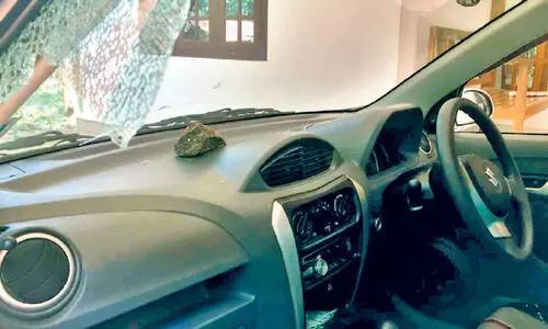 വീടിന്​ നേരെ കല്ലേറ്; ജനലുകളും കാറും തകർന്നു