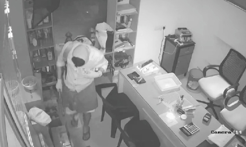 തി​രു​വാ​ലി​യി​ലും കാ​ര​ക്കു​ന്നി​ലും പെ​ട്രോ​ൾ പ​മ്പി​ൽ മോ​ഷ​ണം