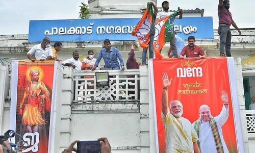 ജ​യ് ശ്രീ​റാം ഫ്ള​ക്സ് തൂ​ക്കി​യ സം​ഭ​വ​ത്തി​ൽ നാ​ലു ബി.​ജെ​.പി പ്ര​വ​ർ​ത്ത​ക​രെ അറസ്റ്റ് ചെയ്ത് വിട്ടയച്ചു