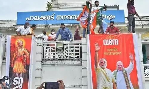 ജ​യ് ശ്രീ​റാം ഫ്ള​ക്സ് തൂ​ക്കി​യ സം​ഭ​വ​ത്തി​ൽ നാ​ലു ബി.​ജെ​.പി പ്ര​വ​ർ​ത്ത​ക​രെ അറസ്റ്റ് ചെയ്ത് വിട്ടയച്ചു
