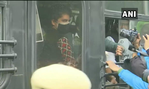 കാർഷിക നിയമത്തിനെതിരായ മാർച്ചിന്​ ​അനുമതിയില്ല, പ്രതിഷേധവുമായി കുത്തിയിരുന്ന പ്രിയങ്കയും  കോൺഗ്രസ്​ എം.പിമാരും അറസ്റ്റിൽ