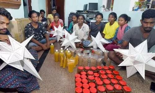 ഈ കടലാസു നക്ഷത്രങ്ങൾ ഇവർക്ക്​ വഴികാണിക്കും