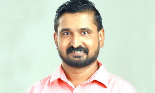 ഇടംവലം നോക്കാതെ, പിൻവിളി കേൾക്കാതെ സുദർശനൻ ഇടംവലം നോക്കാതെ, പിൻവിളി കേൾക്കാതെ സുദർശനൻ