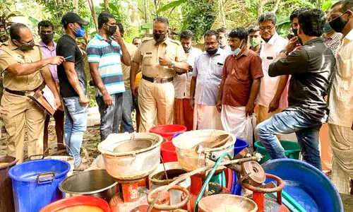വാടക​വീട്ടിൽ ചാരായ വാറ്റ്​; 650 ലി​റ്റ​ർ പിടികൂടി