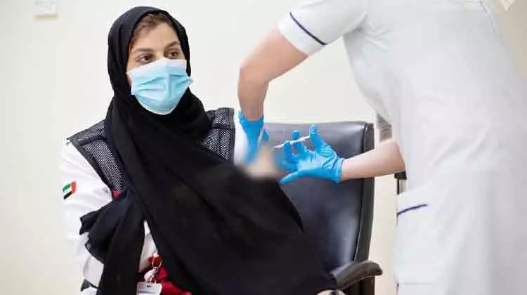 കോവിഡ് പ്രതിരോധം: വാക്സിൻ കാമ്പയിന് തുടക്കം: ദുബൈയിൽ ഫൈസർ വാക്സിൻ നൽകി തുടങ്ങി കോവിഡ് പ്രതിരോധം: വാക്സിൻ കാമ്പയിന് തുടക്കം: ദുബൈയിൽ ഫൈസർ വാക്സിൻ നൽകി തുടങ്ങി
