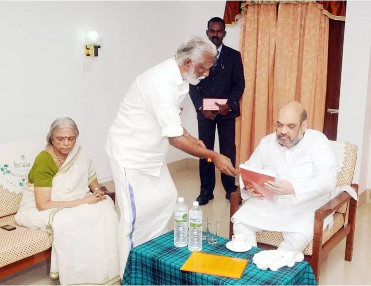 സുഗതകുമാരി ഉത്തരം തരാതെ അവശേഷിപ്പിച്ച ചോദ്യങ്ങൾ സുഗതകുമാരി ഉത്തരം തരാതെ അവശേഷിപ്പിച്ച ചോദ്യങ്ങൾ