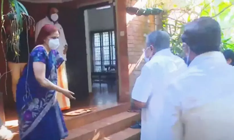 സുഗതകുമാരിയുടെ കുടുബാംഗങ്ങളെ സന്ദർശിച്ച് മുഖ്യമന്ത്രി അനുശോചനം അറിയിച്ചു സുഗതകുമാരിയുടെ കുടുബാംഗങ്ങളെ സന്ദർശിച്ച് മുഖ്യമന്ത്രി അനുശോചനം അറിയിച്ചു