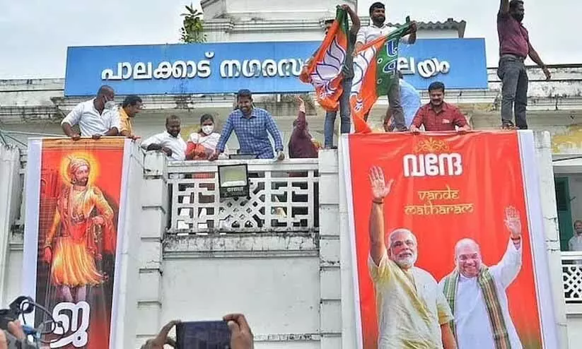 ജയ് ശ്രീറാം ഫ്ളക്സ് തൂക്കിയ സംഭവത്തിൽ നാലു ബി.ജെ.പി പ്രവർത്തകരെ അറസ്റ്റ് ചെയ്ത് വിട്ടയച്ചു ജയ് ശ്രീറാം ഫ്ളക്സ് തൂക്കിയ സംഭവത്തിൽ നാലു ബി.ജെ.പി പ്രവർത്തകരെ അറസ്റ്റ് ചെയ്ത് വിട്ടയച്ചു