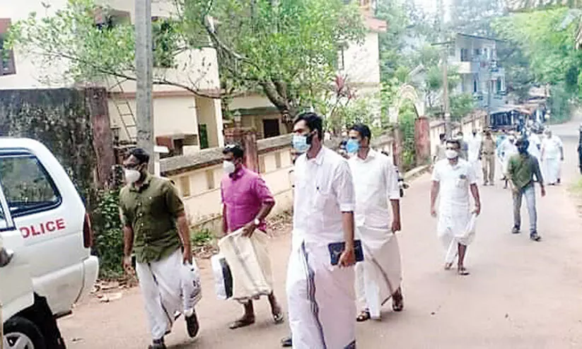 കേസ് വിനയായി; പേരാമ്പ്ര ഗ്രാമപഞ്ചായത്തിലെ യു.ഡി.എഫ് അംഗങ്ങൾക്ക് സത്യപ്രതിജ്ഞ ചെയ്യാനായില്ല കേസ് വിനയായി; പേരാമ്പ്ര ഗ്രാമപഞ്ചായത്തിലെ യു.ഡി.എഫ് അംഗങ്ങൾക്ക് സത്യപ്രതിജ്ഞ ചെയ്യാനായില്ല