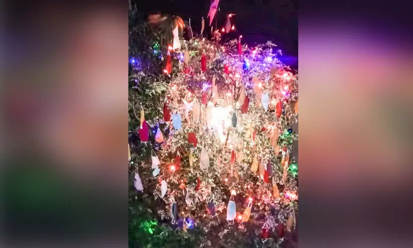 മാ​സ്ക് കൊ​ണ്ട് ക്രി​സ്മ​സ് ട്രീ