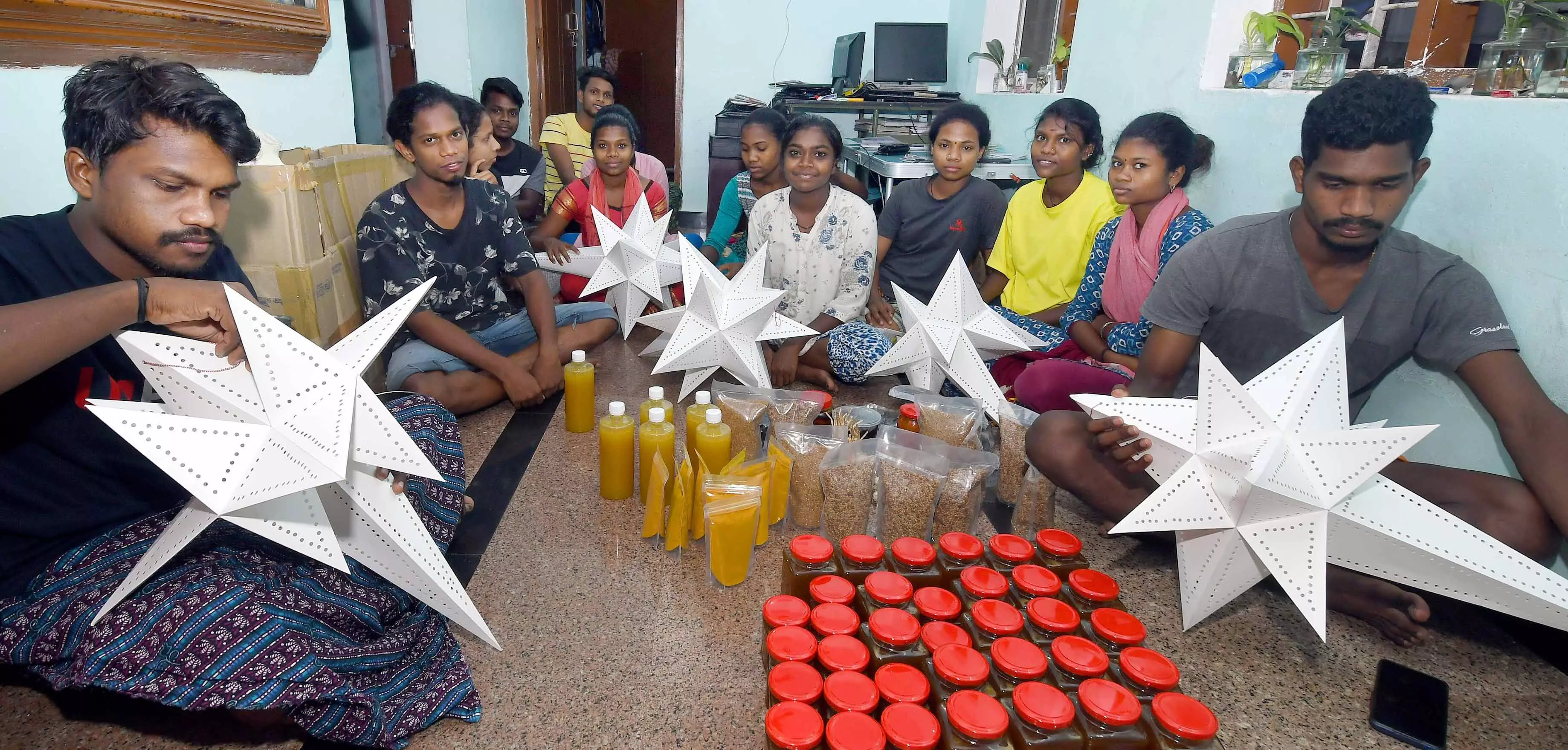 ഈ കടലാസു നക്ഷത്രങ്ങൾ ഇവർക്ക്​ വഴികാണിക്കും