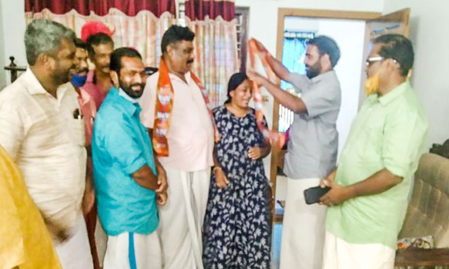 കോൺഗ്രസ് സ്ഥാനാർഥിയും കുടുംബവും ബി.ജെ.പിയിൽ