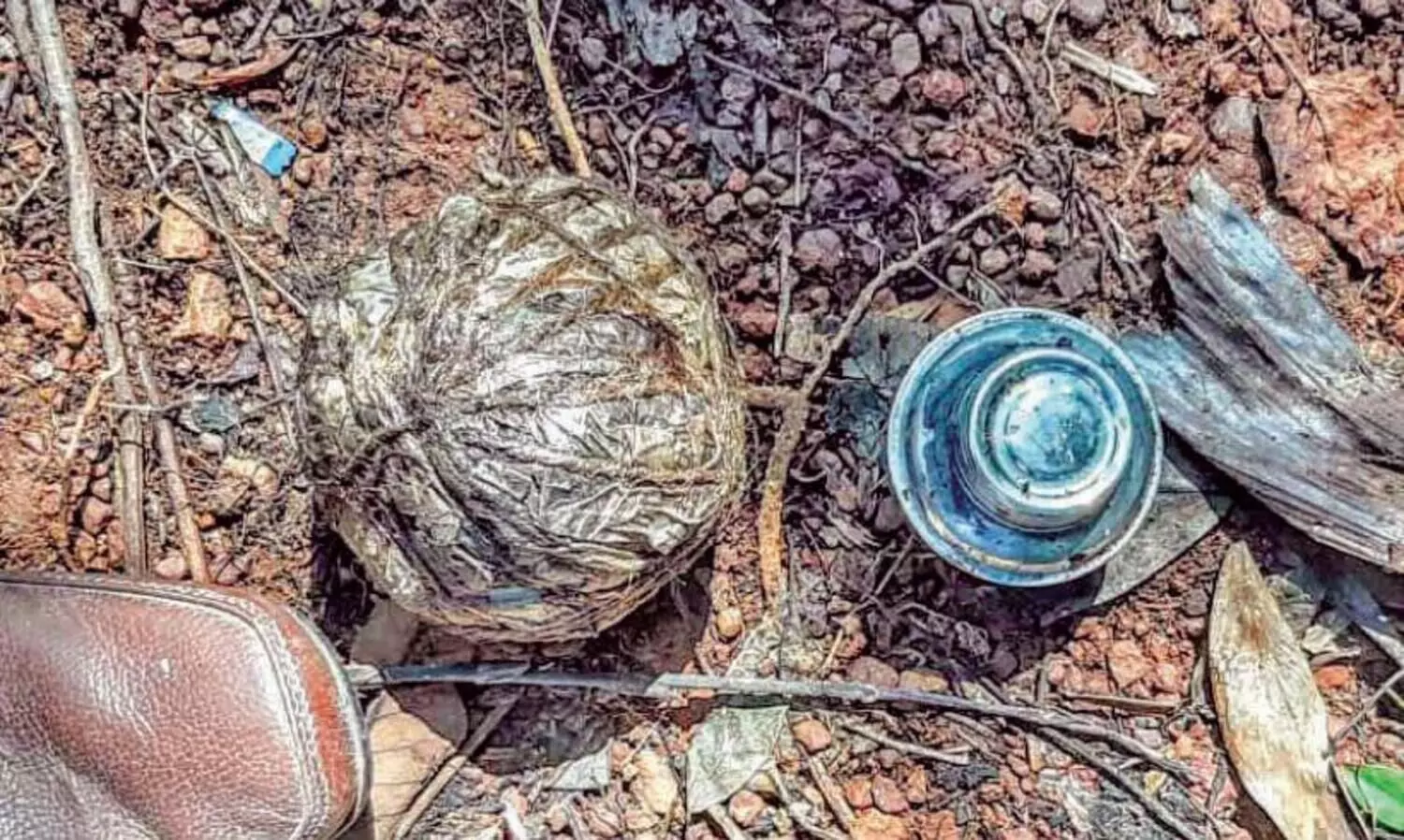 bomb attack against League activists home in Perambra