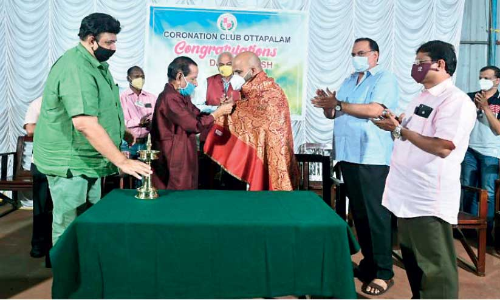 മു​ട്ട് മാ​റ്റി​വെ​ക്ക​ൽ ശ​സ്ത്ര​ക്രി​യ​യി​ൽ 100 തി​ക​ച്ച ഡോ​ക്​​ട​ർ​ക്ക്​ ആ​ദ​രം