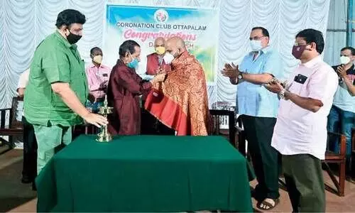 മു​ട്ട് മാ​റ്റി​വെ​ക്ക​ൽ ശ​സ്ത്ര​ക്രി​യ​യി​ൽ 100 തി​ക​ച്ച ഡോ​ക്​​ട​ർ​ക്ക്​ ആ​ദ​രം