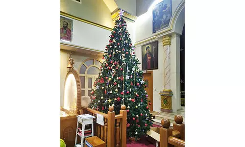 തി​രു​പ്പി​റ​വി​യു​ടെ സ​ന്തോ​ഷ​ത്തി​ൽ ക്രൈ​സ്​​ത​വ വി​ശ്വാ​സി​ക​ൾ