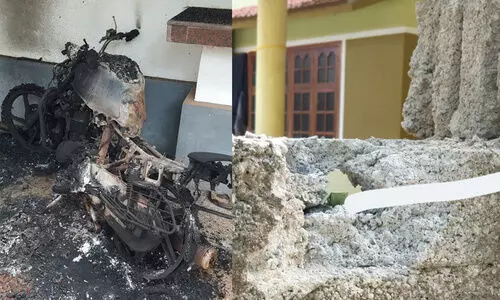 കടവത്തൂരിൽ സംഘർഷം; പാലത്തായി പീഡനക്കേസ് പ്രതിയുടെ ബൈക്ക് കത്തിച്ചു, വീടുകൾക്ക് നേരെ അക്രമം