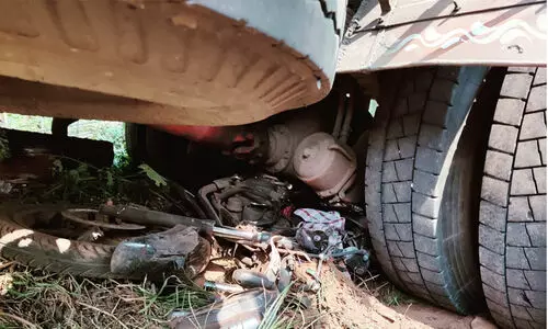 ദേശീയ പാതയിൽ​ ബൈക്കും ലോറിയും കൂട്ടിയിടിച്ച്​​ രണ്ടുപേർ മരിച്ചു​