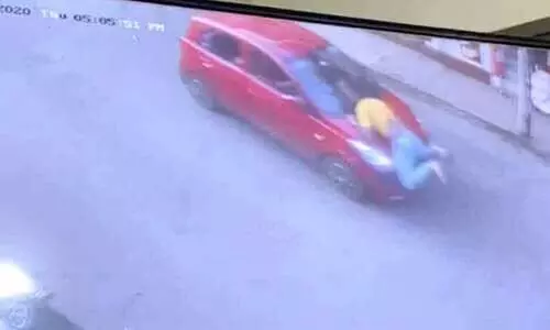 ബോണറ്റില്‍ യുവാവുമായി​ കാർ കുതിച്ചു പാഞ്ഞു; ജനം പരിഭ്രാന്തരായി -video