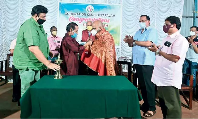 മുട്ട് മാറ്റിവെക്കൽ ശസ്ത്രക്രിയയിൽ 100 തികച്ച ഡോക്ടർക്ക് ആദരം മുട്ട് മാറ്റിവെക്കൽ ശസ്ത്രക്രിയയിൽ 100 തികച്ച ഡോക്ടർക്ക് ആദരം