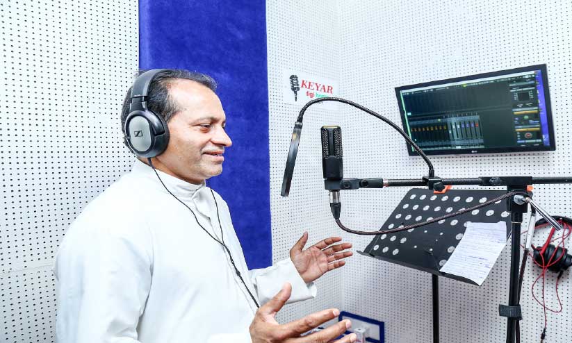 ക്രിസ്മസ് ഗാനം ഹീബ്രു ഭാഷയിൽ അവതരിപ്പിച്ച് വൈദികൻ ക്രിസ്മസ് ഗാനം ഹീബ്രു ഭാഷയിൽ അവതരിപ്പിച്ച് വൈദികൻ