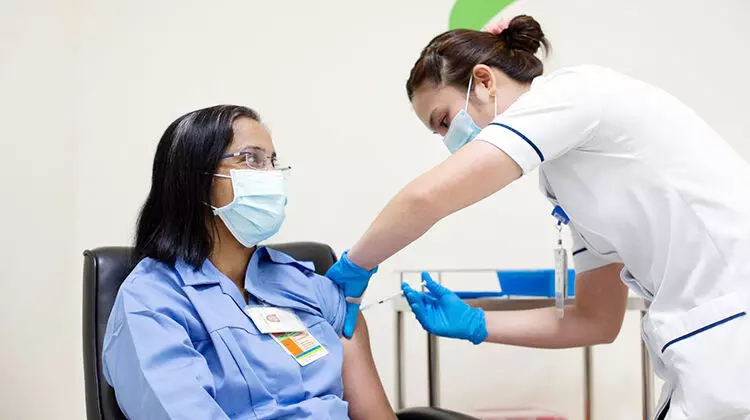 ഫൈ​സ​ർ-​ബ​യോ​ടെ​ക് വാ​ക്സി​ൻ:   ആ​ദ്യ പേ​രു​കാ​രി​യാ​യി ആ​ശ;  കോ​ട്ട​യ​ത്തു​കാ​രി​ക്ക് ല​ഭി​ച്ച​ത് അ​ത്യു​ഗ്ര​ൻ ക്രി​സ്മ​സ് സ​മ്മാ​നം