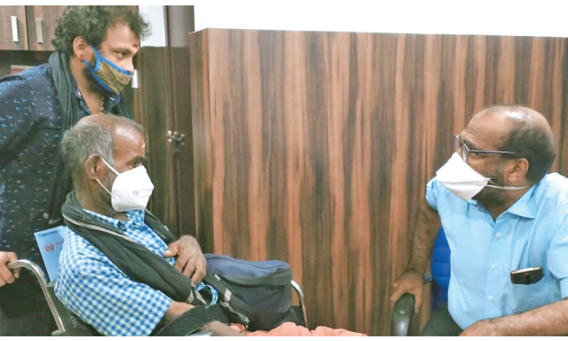 മാധ്യമം വാർത്ത തുണയായി; എളങ്കോവന് ഭക്ഷണം കഴിക്കാം മാധ്യമം വാർത്ത തുണയായി; എളങ്കോവന് ഭക്ഷണം കഴിക്കാം