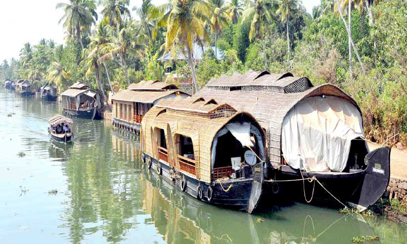 കായൽപരപ്പിൽ പ്രതീക്ഷയുടെ ഓളം;പുതുവർഷാഘോഷത്തിന് കുമരകം കായൽപരപ്പിൽ പ്രതീക്ഷയുടെ ഓളം;പുതുവർഷാഘോഷത്തിന് കുമരകം