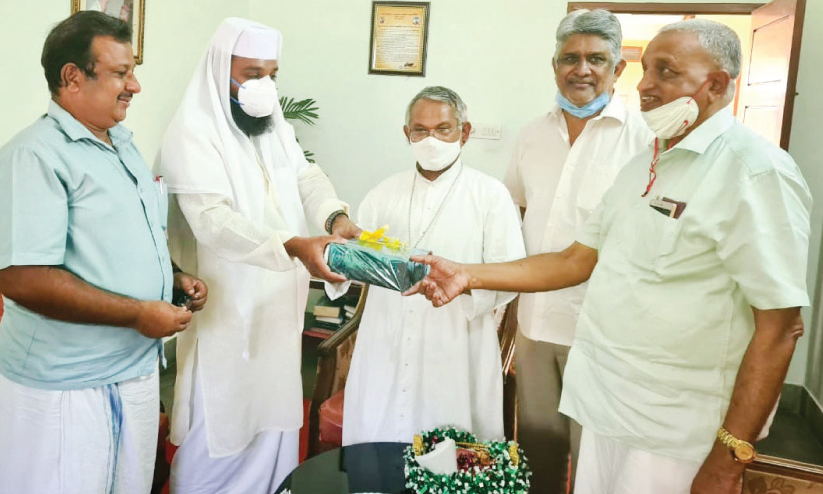 ക്രിസ്മസ് സ്നേഹ സന്ദേശവുമായി ചേരമാൻ ജുമാമസ്ജിദ് ഭാരവാഹികൾ അരമനയിലെത്തി ക്രിസ്മസ് സ്നേഹ സന്ദേശവുമായി ചേരമാൻ ജുമാമസ്ജിദ് ഭാരവാഹികൾ അരമനയിലെത്തി