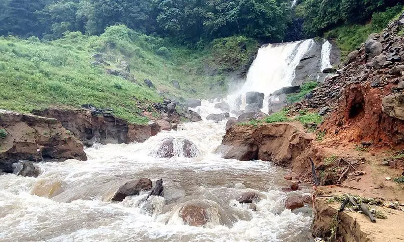 അഞ്ചുരുളിയിൽ ടൂറിസ്​റ്റുകളുടെ തിരക്ക്