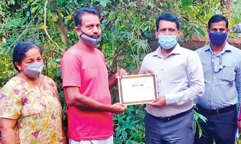 തണലേകാൻ പതിനായിരം മരങ്ങൾ; ദിവാകര​നും കുടുംബത്തിനും കലക്​ടറുടെ അനുമോദനം