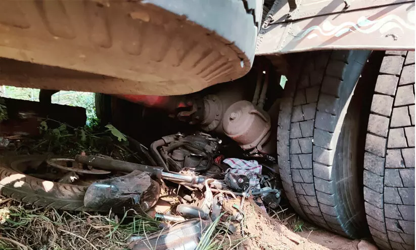 ദേശീയ പാതയിൽ​ ബൈക്കും ലോറിയും കൂട്ടിയിടിച്ച്​​ രണ്ടുപേർ മരിച്ചു​