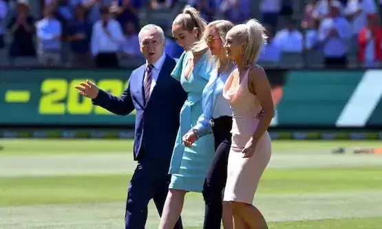 എം.​സി.​ജി​യി​ൽ  ഡീ​ൻ ജോ​ൺ​സ​ിന്​ ആ​ദ​ര​വ്