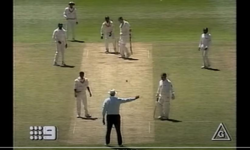 വൺ മാൻസ് മൊമന്റ് ടു ഗ്ലോറി; മുത്തയ്യ മുരളീധരൻ എന്ന ചെറുപ്പക്കാരൻ അപമാനിതനായതിന് 25 വർഷം വൺ മാൻസ് മൊമന്റ് ടു ഗ്ലോറി; മുത്തയ്യ മുരളീധരൻ എന്ന ചെറുപ്പക്കാരൻ അപമാനിതനായതിന് 25 വർഷം