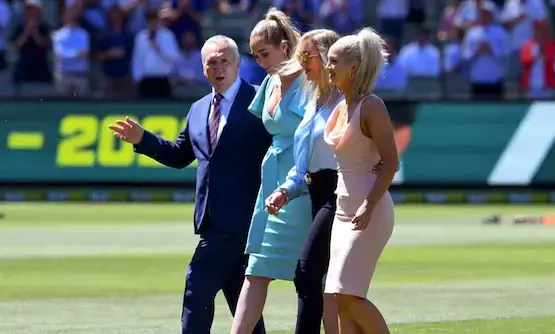 എം.​സി.​ജി​യി​ൽ  ഡീ​ൻ ജോ​ൺ​സ​ിന്​ ആ​ദ​ര​വ്