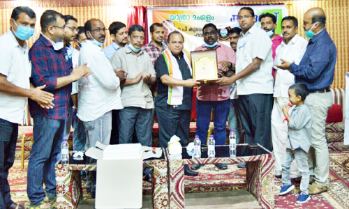 എ.​പി. കു​ഞ്ഞാ​ലി ഹാ​ജി​ക്ക് യാ​ത്ര​യ​യ​പ്പ് ന​ൽ​കി