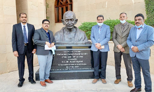 കെ.​​എം.​​സി.​​സി ഭാ​​ര​​വാ​​ഹി​​ക​​ൾ ഇ​​ന്ത്യ​​ൻ എം​​ബ​​സി ഉ​​ദ്യോ​​ഗ​​സ്ഥ​​രു​​മാ​​യി കൂ​​ടി​​ക്കാ​​ഴ്ച ന​​ട​​ത്തി