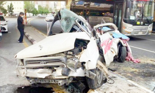 പിക്​അപ്​ വാൻ മേൽപാലത്തിൽനിന്ന്​ വീണ്​ ഡ്രൈവർക്ക്​ പരിക്ക്