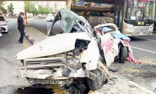 പിക്​അപ്​ വാൻ മേൽപാലത്തിൽനിന്ന്​ വീണ്​ ഡ്രൈവർക്ക്​ പരിക്ക്